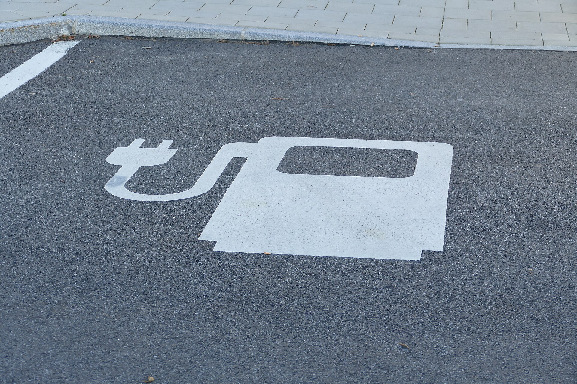 Electric vehicle charging station at the rest area Pippinger Flur (A8) - sign reserving the parking space for vehicles that need charging